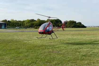 hélicoptère qui décolle rouge