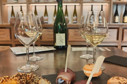 Bouteille de vin avec verres à vin et planchette