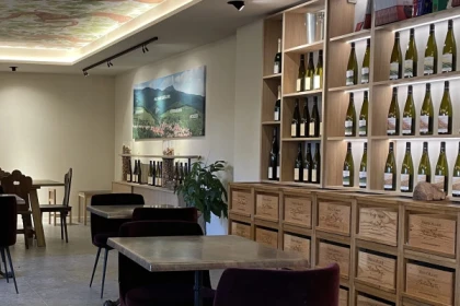 intérieur d'un restaurant avec des bouteilles de vin