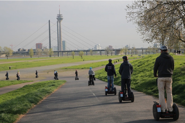 Segway Tours in Düsseldorf: XXL Tour - Bonjour Alsace