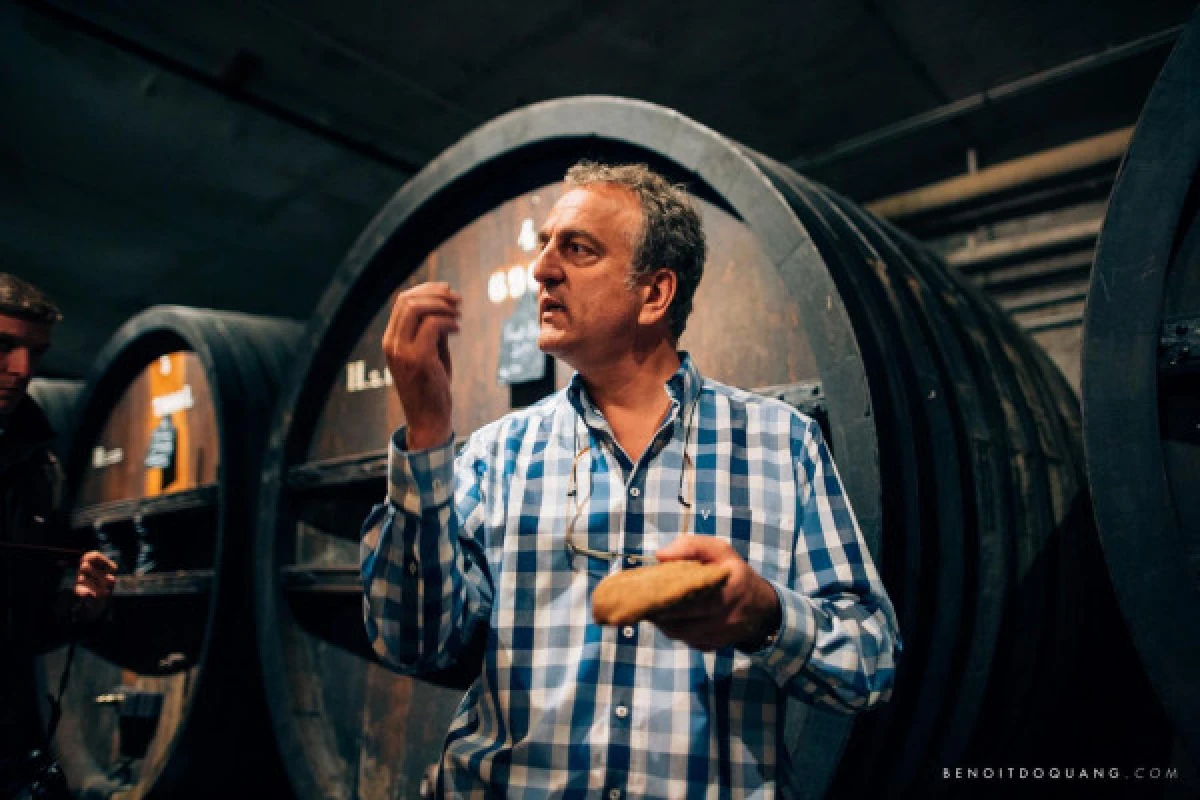 Monsieur qui explique son vin