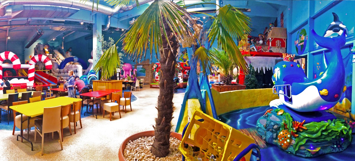 Panorama Salle Bleu avec Chateaux gonflables hiver et Baleine