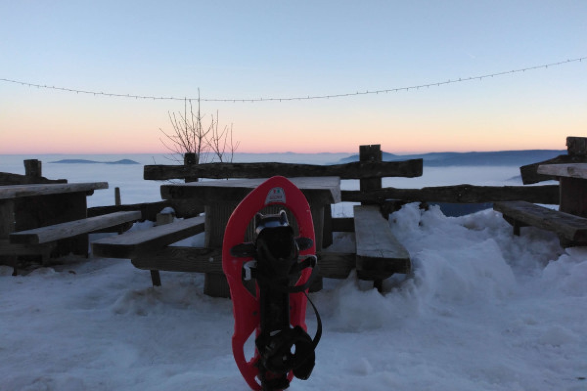 Raquette posée sur une terrasse dans la neige